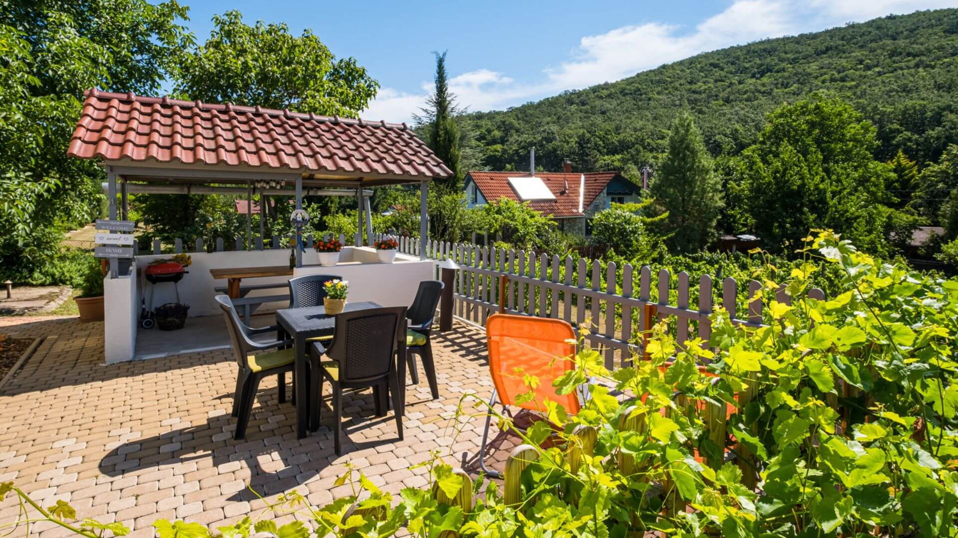 nevenincs nyaralo balatonfured sajat privat haz szoloskert csend nyugalom